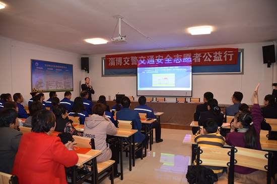 市交警支隊(duì)開展交通安全公益行活動(dòng)68