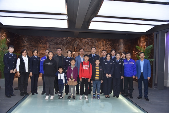 市交警支隊(duì)開展交通安全公益行活動(dòng)68