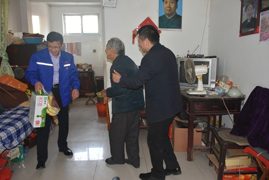 集團(tuán)機(jī)關(guān)黨支部到南韓村老年幸福院獻(xiàn)愛心12