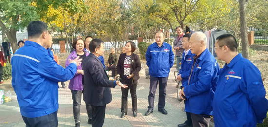 集團(tuán)機(jī)關(guān)黨支部到南韓村老年幸福院獻(xiàn)愛心12