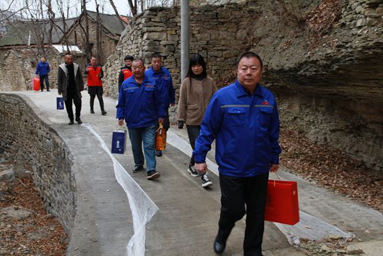 魯中水泥黨支部走訪慰問困難群眾  山東重山集團有限公司  今天59