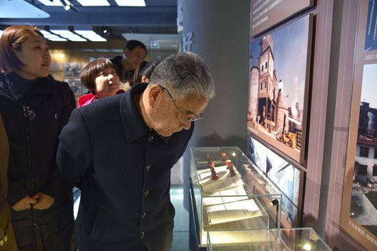 南韓村黨員走進(jìn)重山集團(tuán)開展 “不忘初心 牢記使命”主題黨日活動(dòng)36