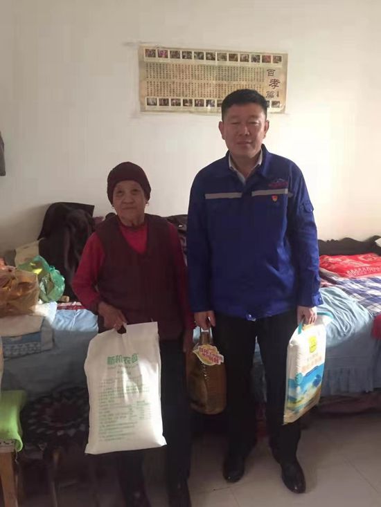 節(jié)前送溫暖 真情暖人心 —魯中水泥黨支部走訪(fǎng)慰問(wèn)南韓村高齡老人35
