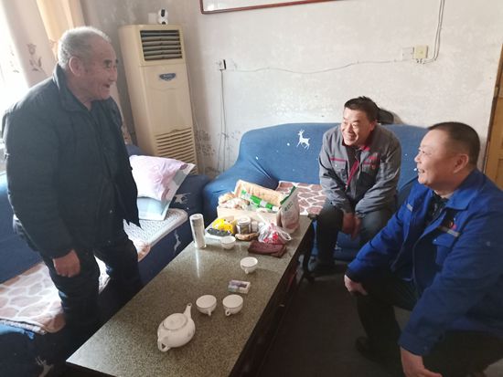 節(jié)前送溫暖 真情暖人心 —魯中水泥黨支部走訪(fǎng)慰問(wèn)南韓村高齡老人35