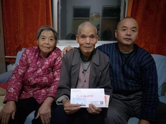 傳遞寒冬溫情 詮釋重山大愛 ——重山集團發(fā)放職工父母慰問金61