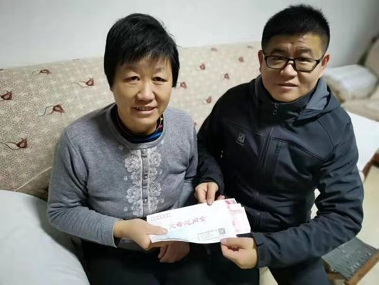 傳遞寒冬溫情 詮釋重山大愛 ——重山集團發(fā)放職工父母慰問金61