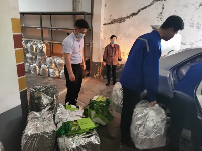 集團(tuán)工會發(fā)放夏季降溫茶48