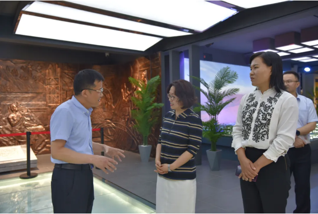 市委黨史研究院到重山文化館調(diào)研62