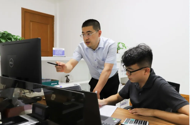 【重山人?重山事】勇于擔當做最好的自己 ——記重山光電財務部經(jīng)理杜巖70