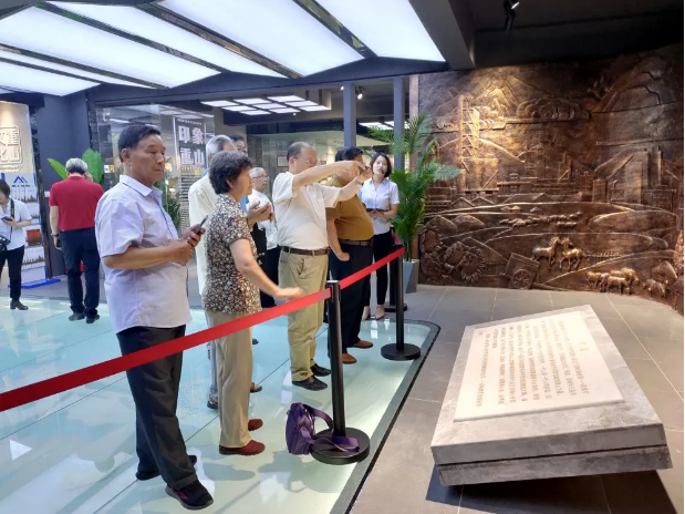 淄川區(qū)部分文化界人士到重山集團(tuán)參觀調(diào)研40