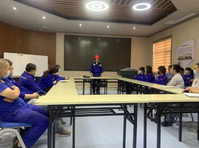 魯中水泥組織事故應(yīng)急救援專(zhuān)項(xiàng)培訓(xùn)8