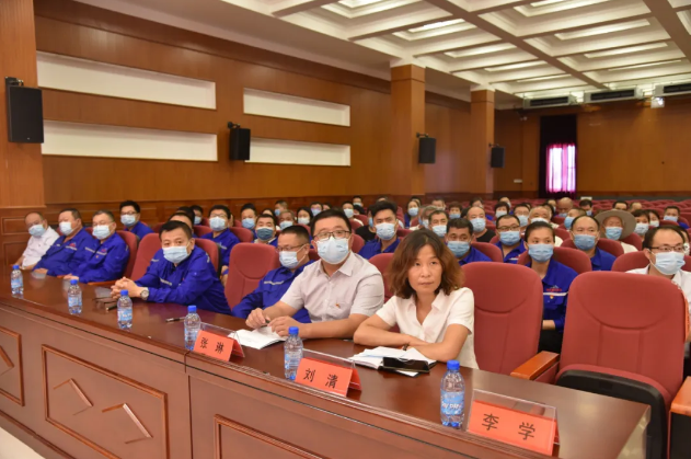 集團(tuán)黨員參加南韓村慶祝建黨九十九周年大會99