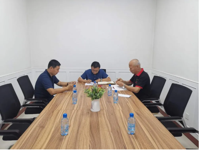 集團(tuán)機(jī)關(guān)黨支部召開支委會(huì)56