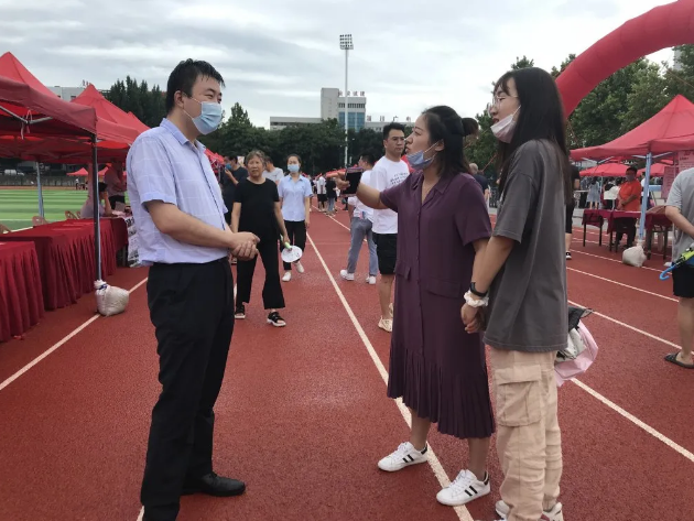 集團(tuán)組織參加淄川區(qū)夏季人才招聘會(huì)75