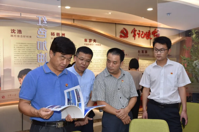 區(qū)委編辦黨支部到集團(tuán)開(kāi)展主題黨日活動(dòng)56