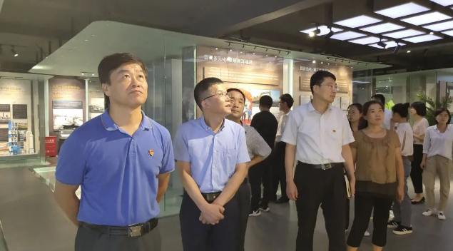 區(qū)委編辦黨支部到集團(tuán)開(kāi)展主題黨日活動(dòng)56