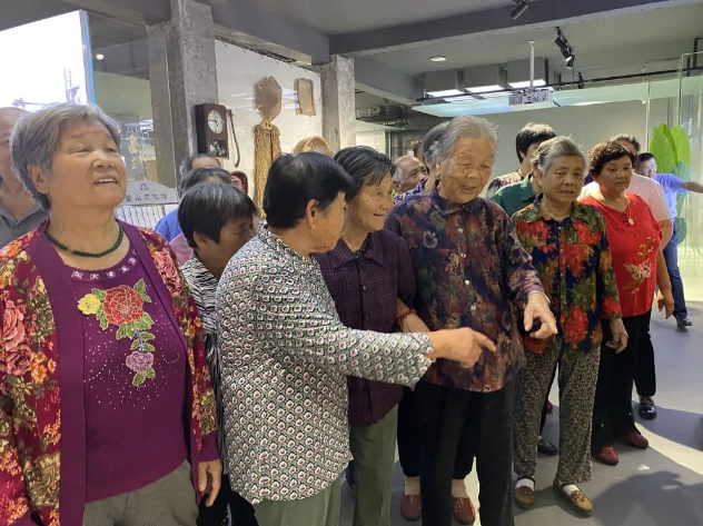 加強(qiáng)村企溝通 促進(jìn)和諧發(fā)展——南韓村民參加重山集團(tuán)企業(yè)開放日活動(dòng)95