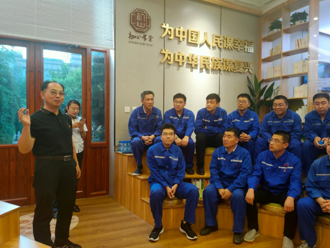 對標學習 淬煉黨性 ——重山光電黨支部開展主題黨日活動 為進一步提升光電黨員干部綜合素質(zhì)，淬煉黨性，增強對企業(yè)的歸屬感和責任感。9月21日，重山光電黨支部組織黨員、入黨積極分子以13