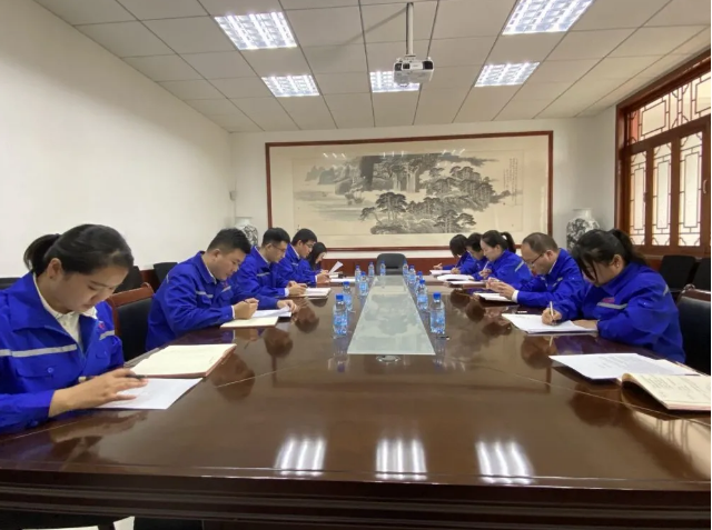 集團(tuán)運(yùn)營中心召開部門工作會(huì)議24