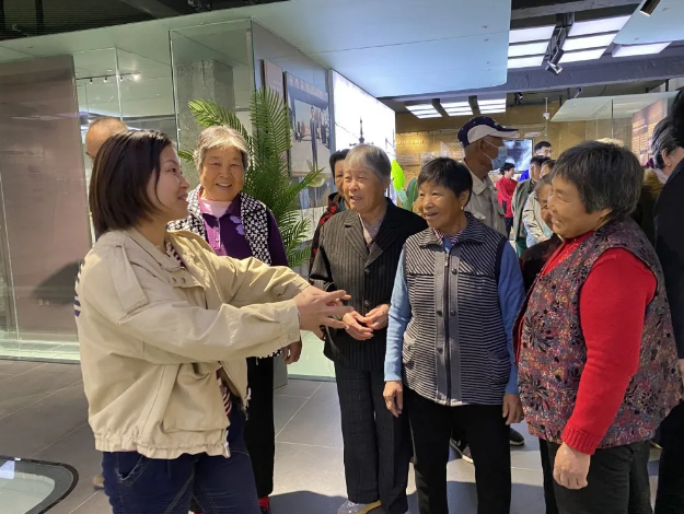 攜手奮進(jìn) 共創(chuàng)美好生活 ——企業(yè)開放日迎來第七批客人22