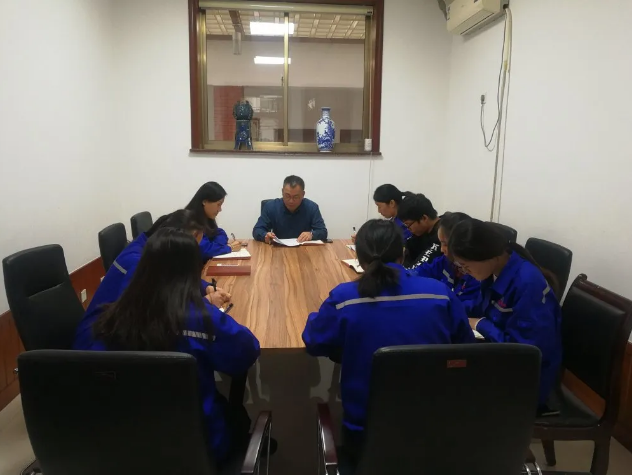  財(cái)務(wù)中心召開工作會議90