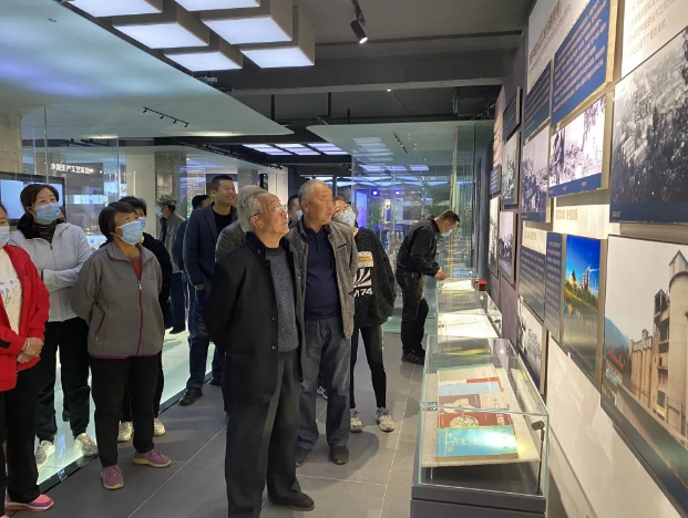 感受重山發(fā)展新面貌—— 北韓村村民參加重山集團(tuán)企業(yè)開(kāi)放日活動(dòng)4