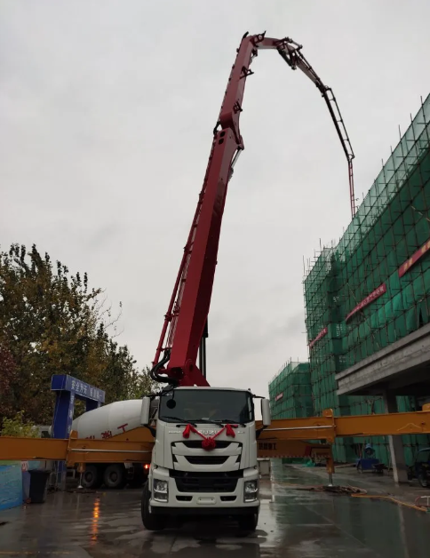 山東特普硼業(yè)工業(yè)儀表制造項(xiàng)目綜合樓封頂86