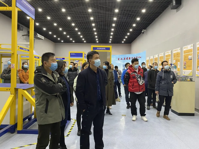 淄川區(qū)工信局等部門、企業(yè)負責人到集團調(diào)研22