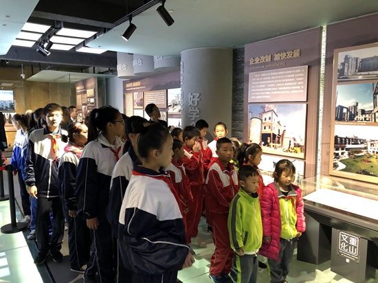 重山集團(tuán)參加羅村中心?！皭坌闹鷮W(xué)”資助金發(fā)放儀式25