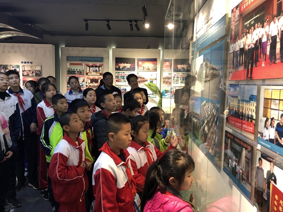 重山集團(tuán)參加羅村中心?！皭坌闹鷮W(xué)”資助金發(fā)放儀式25